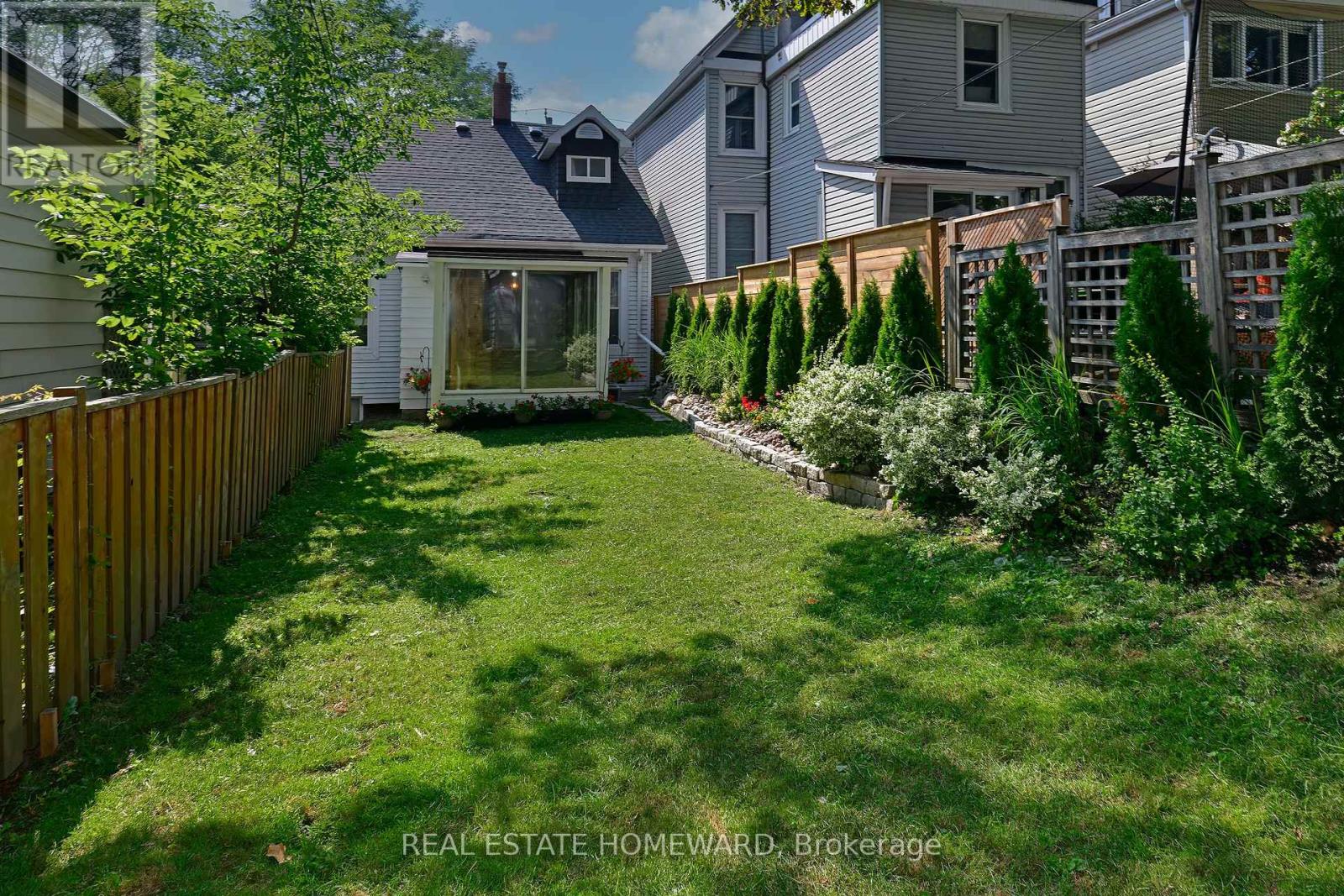 11 Elmer Avenue, Toronto, Ontario  M4L 3R6 - Photo 9 - E12398754