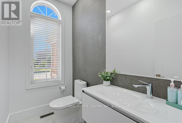 122 Wood Rim Drive, Richmond Hill, Ontario  L4E 4N8 - Photo 9 - N12396795