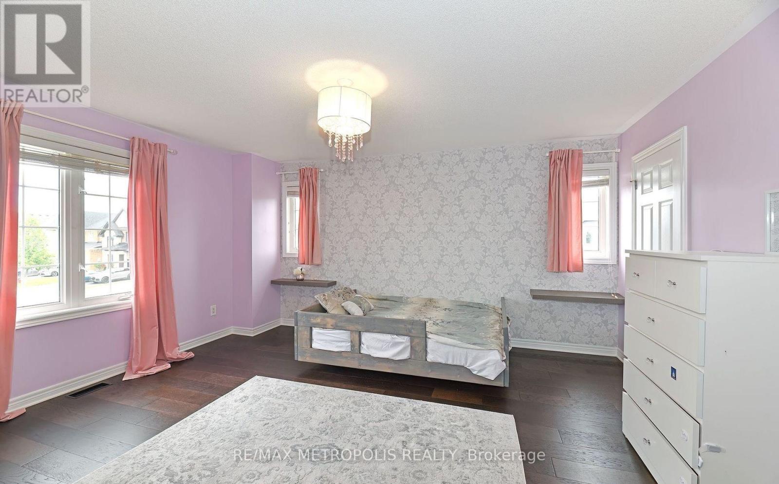 Upper - 24 Faris Street, Bradford West Gwillimbury, Ontario  L3Z 0C6 - Photo 24 - N12398775