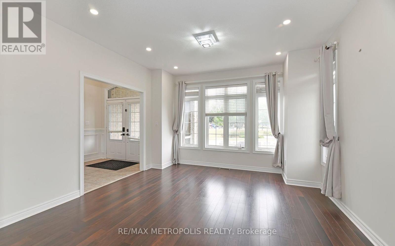 Upper - 24 Faris Street, Bradford West Gwillimbury, Ontario  L3Z 0C6 - Photo 3 - N12398775