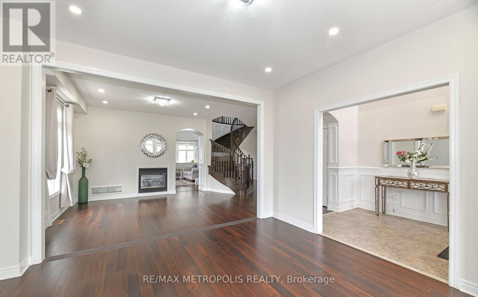 Upper - 24 Faris Street, Bradford West Gwillimbury, Ontario  L3Z 0C6 - Photo 4 - N12398775