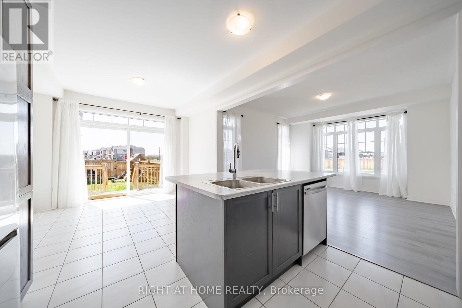 42 Copperhill Hts Drive E, Barrie, Ontario  L9J 0C3 - Photo 19 - S12398768