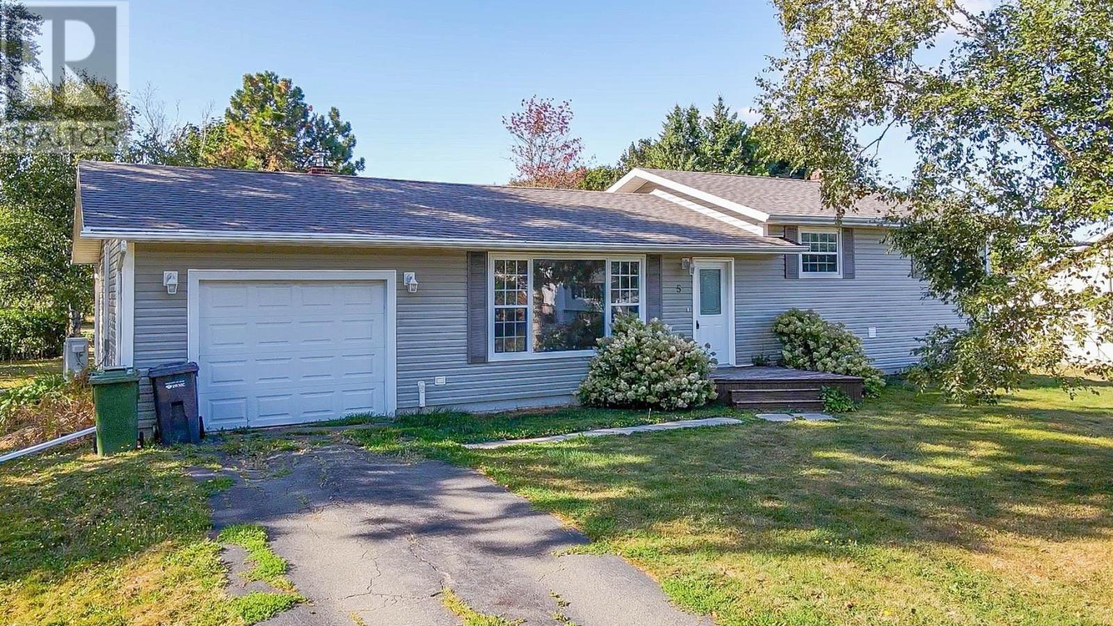 5 Robert Avenue, West Royalty, Prince Edward Island  C1E 1V1 - Photo 3 - 202523074