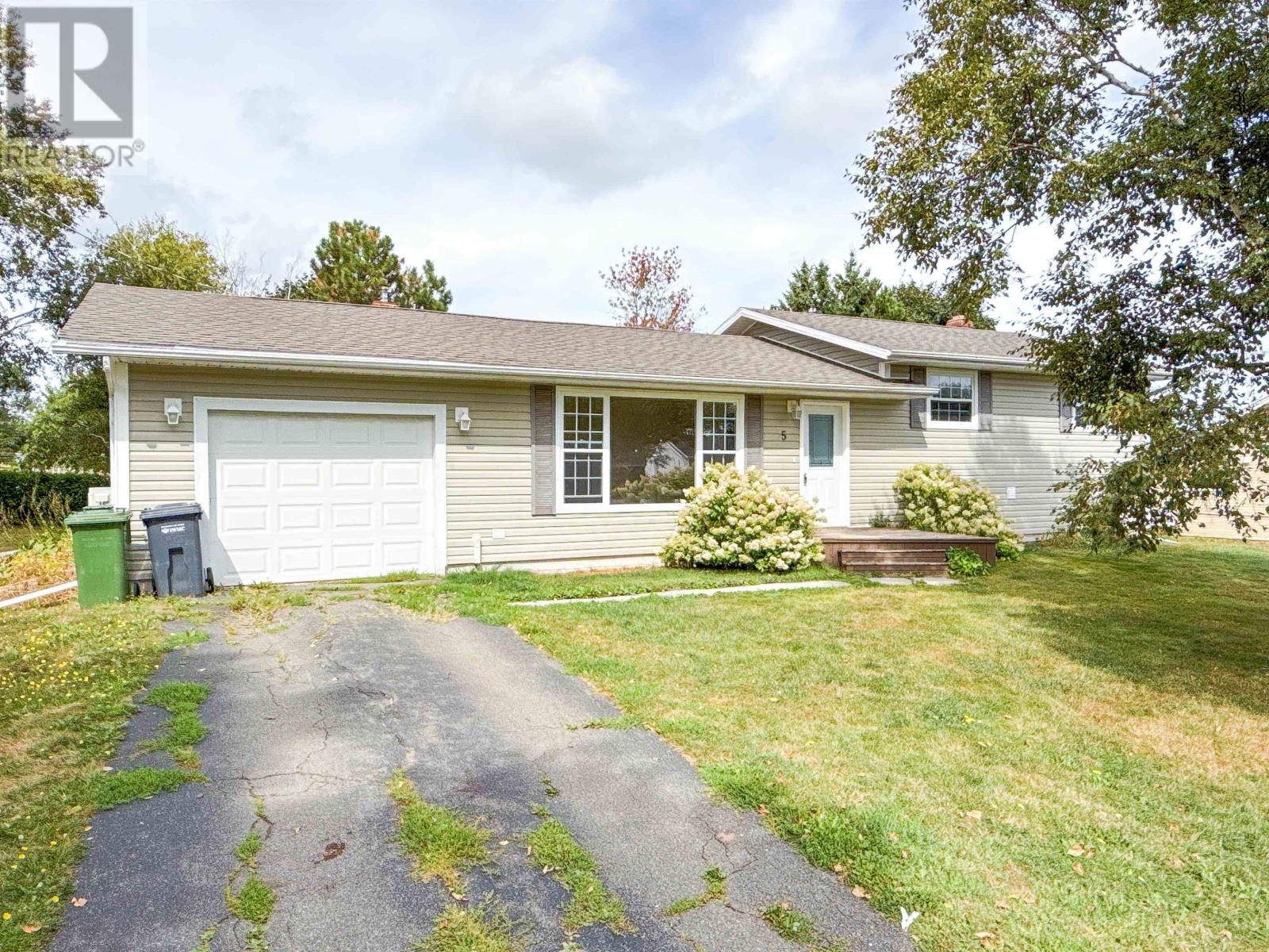 5 Robert Avenue, West Royalty, Prince Edward Island  C1E 1V1 - Photo 4 - 202523074