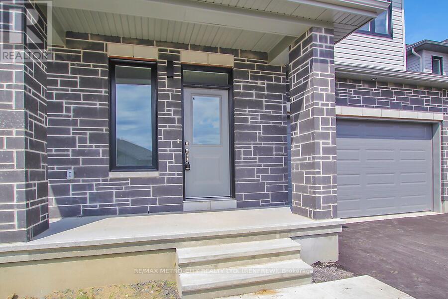 129 Seabert Drive, Arnprior, Ontario  K7S 0K1 - Photo 2 - X12398534