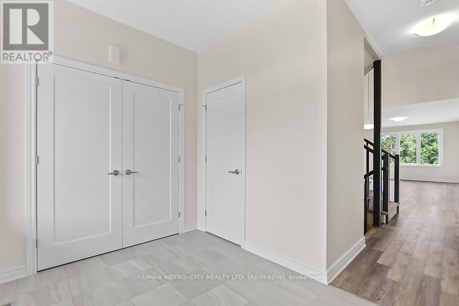 129 Seabert Drive, Arnprior, Ontario  K7S 0K1 - Photo 4 - X12398534
