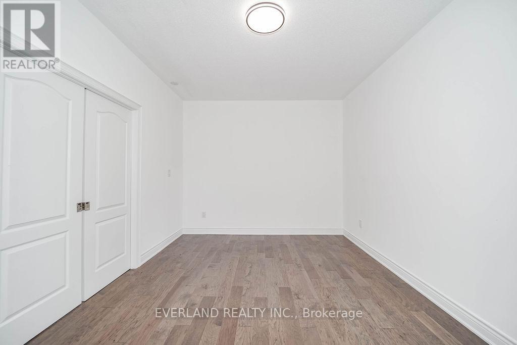 618 Foxcroft Boulevard, Newmarket, Ontario  L3X 1N4 - Photo 10 - N12398833