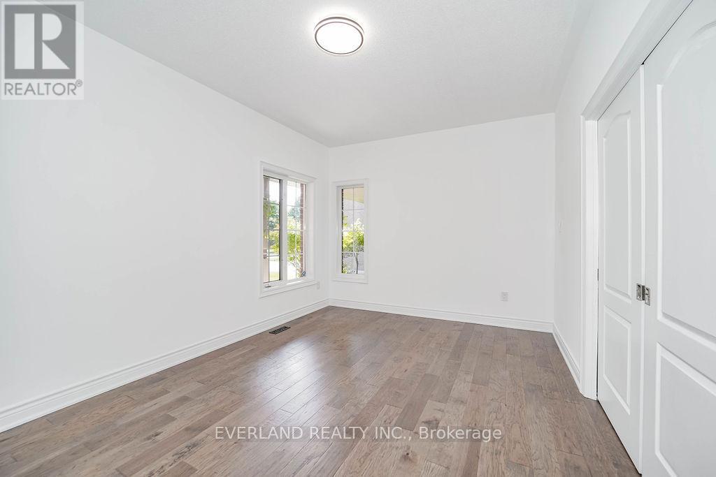 618 Foxcroft Boulevard, Newmarket, Ontario  L3X 1N4 - Photo 11 - N12398833