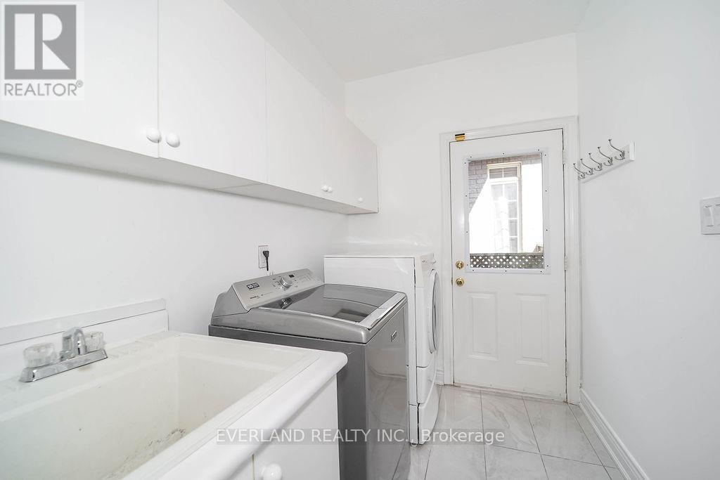 618 Foxcroft Boulevard, Newmarket, Ontario  L3X 1N4 - Photo 12 - N12398833