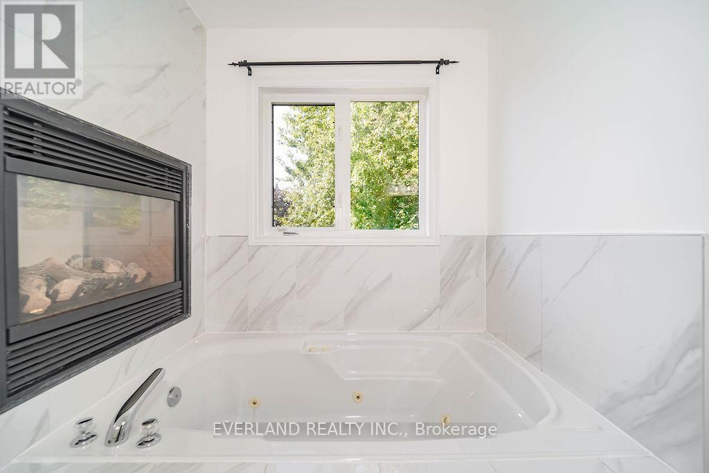 618 Foxcroft Boulevard, Newmarket, Ontario  L3X 1N4 - Photo 25 - N12398833