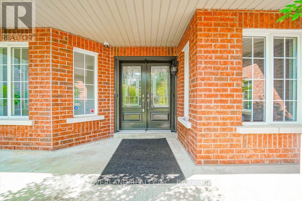 618 Foxcroft Boulevard, Newmarket, Ontario  L3X 1N4 - Photo 3 - N12398833