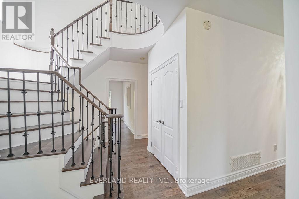 618 Foxcroft Boulevard, Newmarket, Ontario  L3X 1N4 - Photo 7 - N12398833