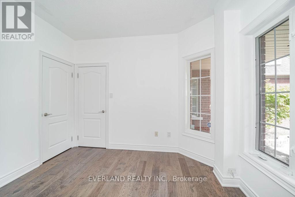 618 Foxcroft Boulevard, Newmarket, Ontario  L3X 1N4 - Photo 8 - N12398833