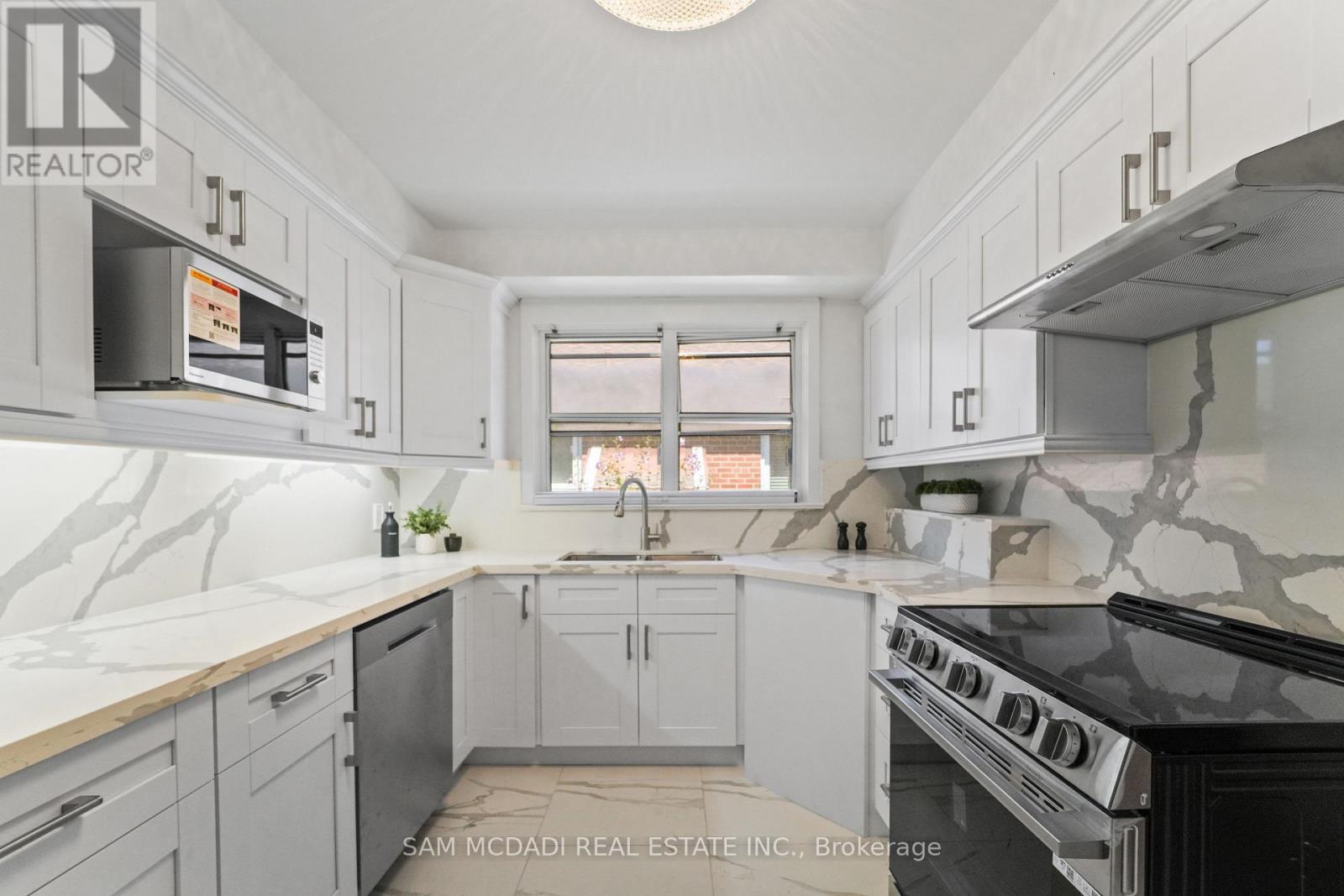60 Greenfield Drive, Toronto, Ontario  M9B 1H3 - Photo 13 - W12398824