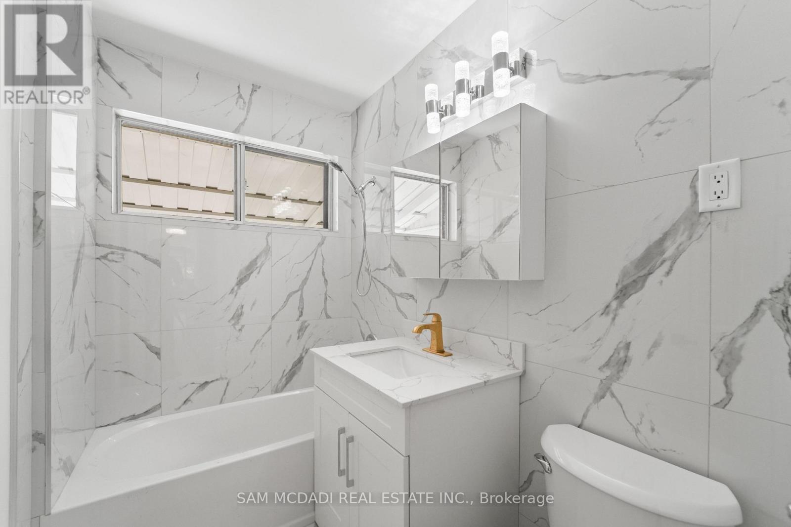 60 Greenfield Drive, Toronto, Ontario  M9B 1H3 - Photo 22 - W12398824