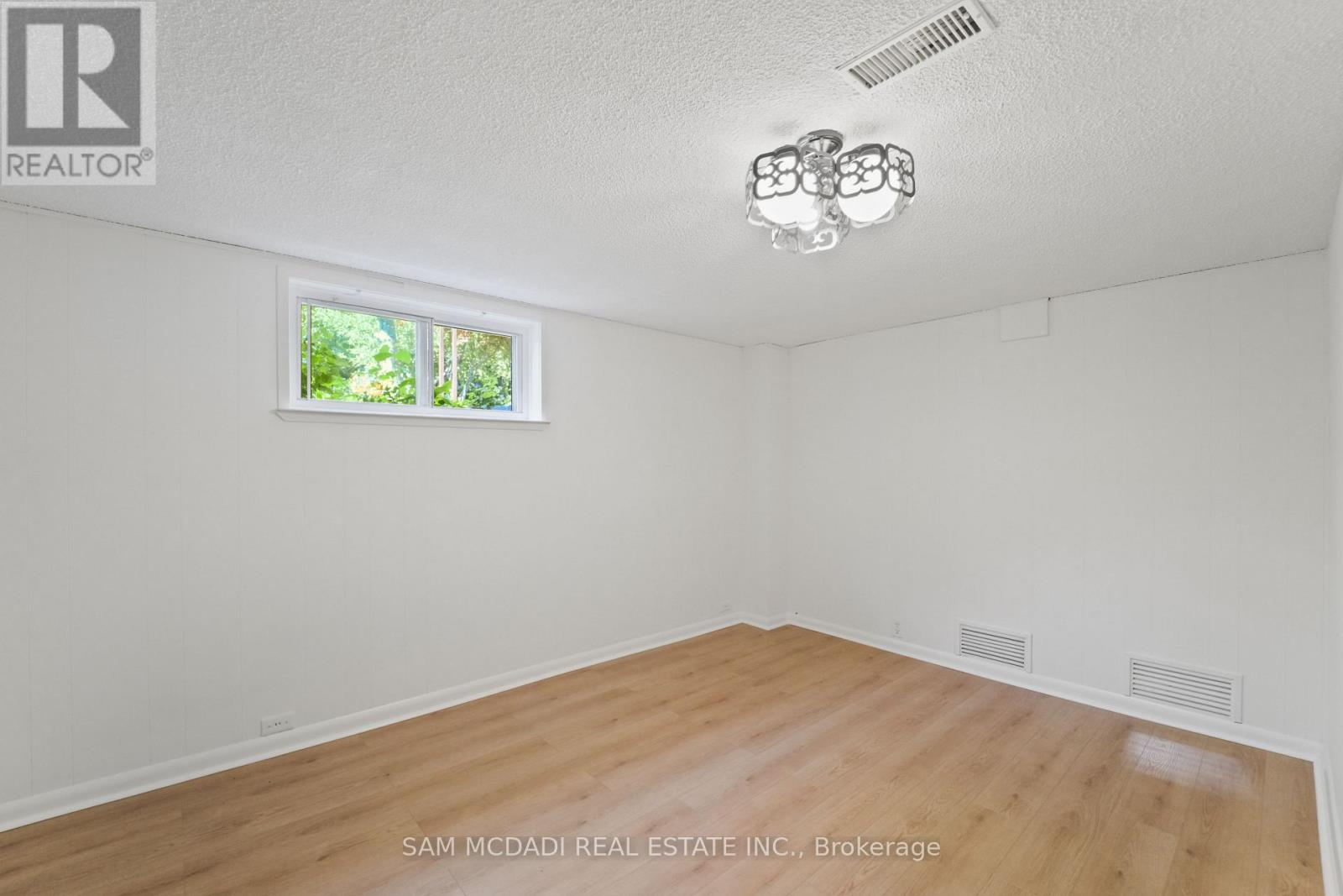 60 Greenfield Drive, Toronto, Ontario  M9B 1H3 - Photo 29 - W12398824