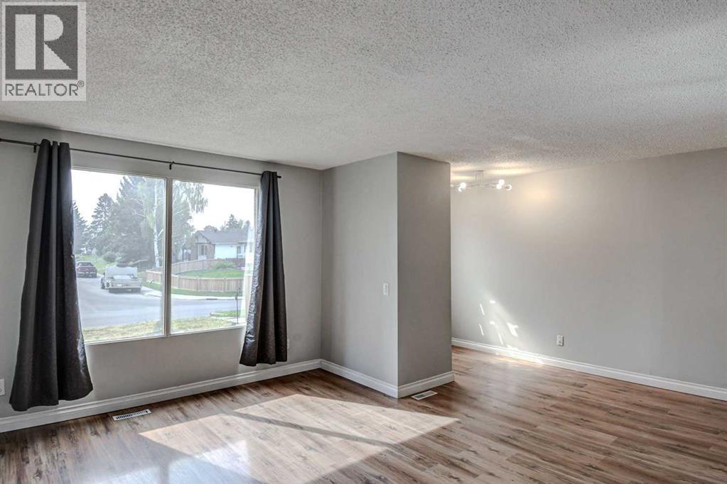 Property at 3014 Dover Crescent SE image 3
