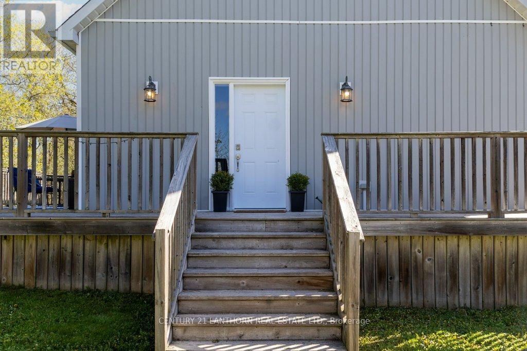 986 Black Road, Prince Edward County, Ontario  K0K 1W0 - Photo 3 - X12398881