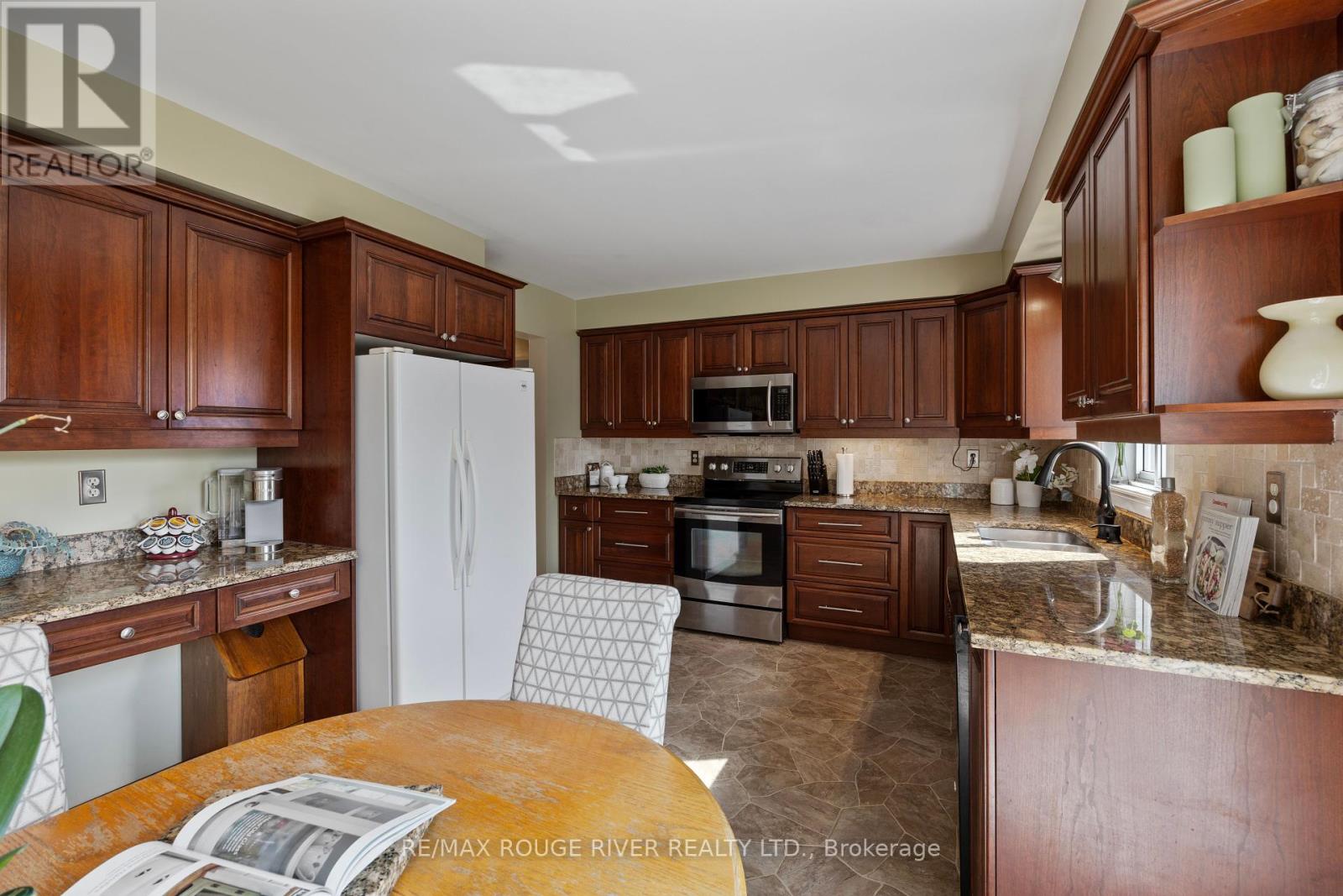12 Woodlawn Court, Whitby, Ontario  L1N 6R4 - Photo 14 - E12398837
