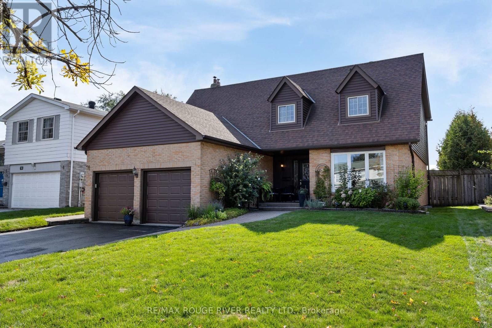 12 Woodlawn Court, Whitby, Ontario  L1N 6R4 - Photo 2 - E12398837