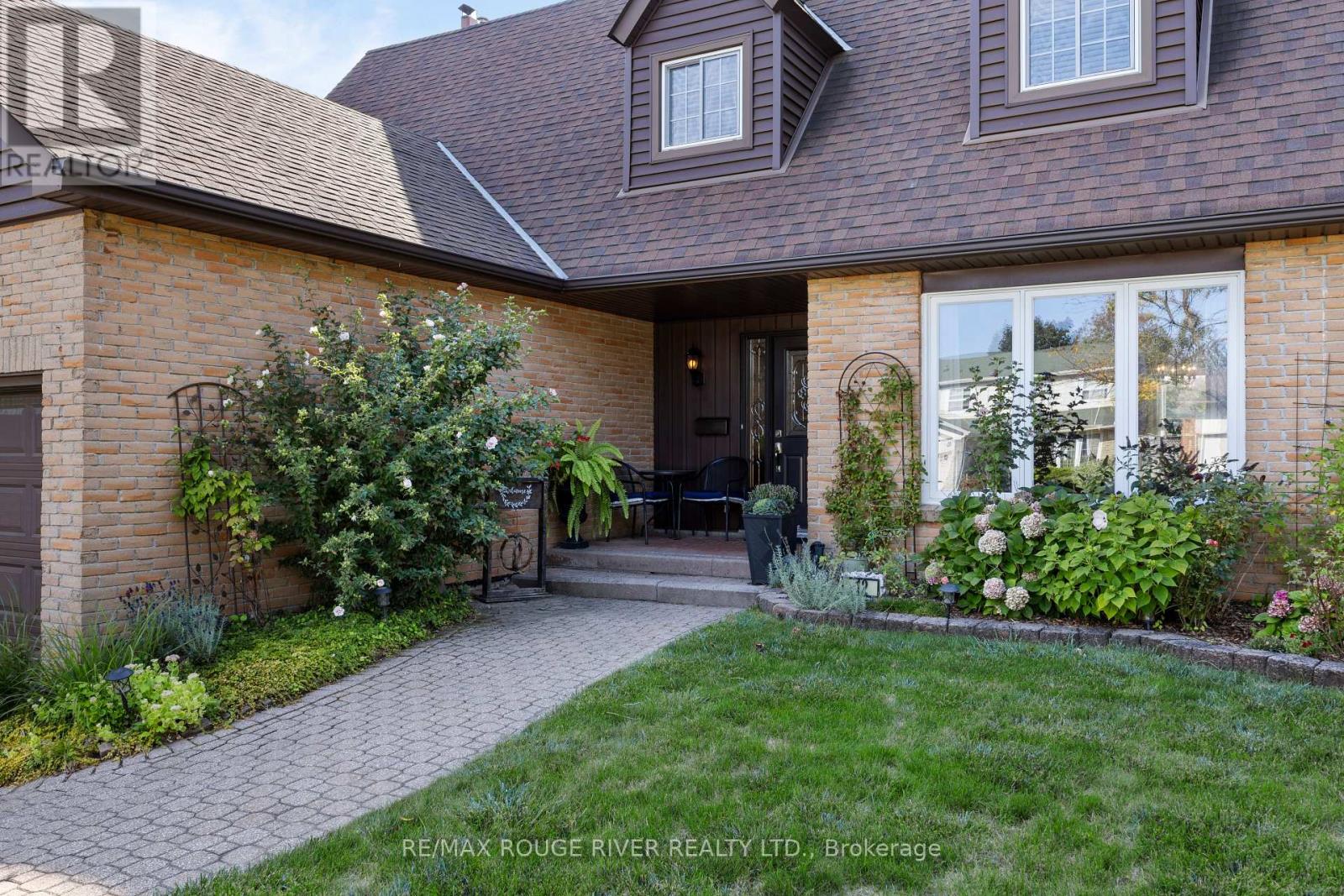 12 Woodlawn Court, Whitby, Ontario  L1N 6R4 - Photo 3 - E12398837