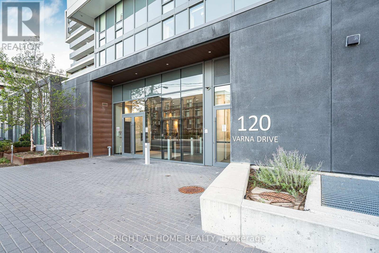 602 - 120 Varna Drive, Toronto, Ontario  M6A 0B3 - Photo 5 - W12366759