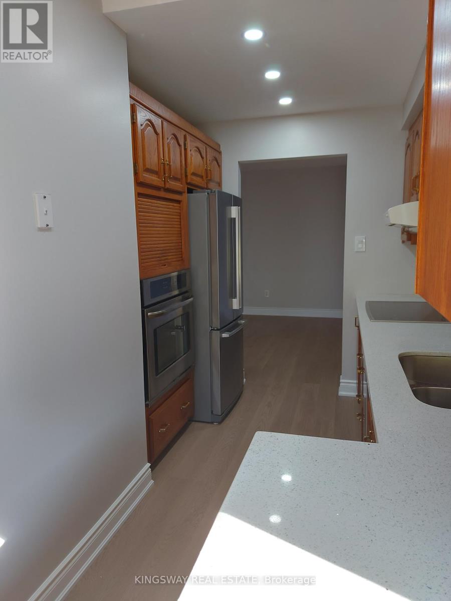 101 - 20 Mineola Road E, Mississauga, Ontario  L5G 4N9 - Photo 5 - W12398893