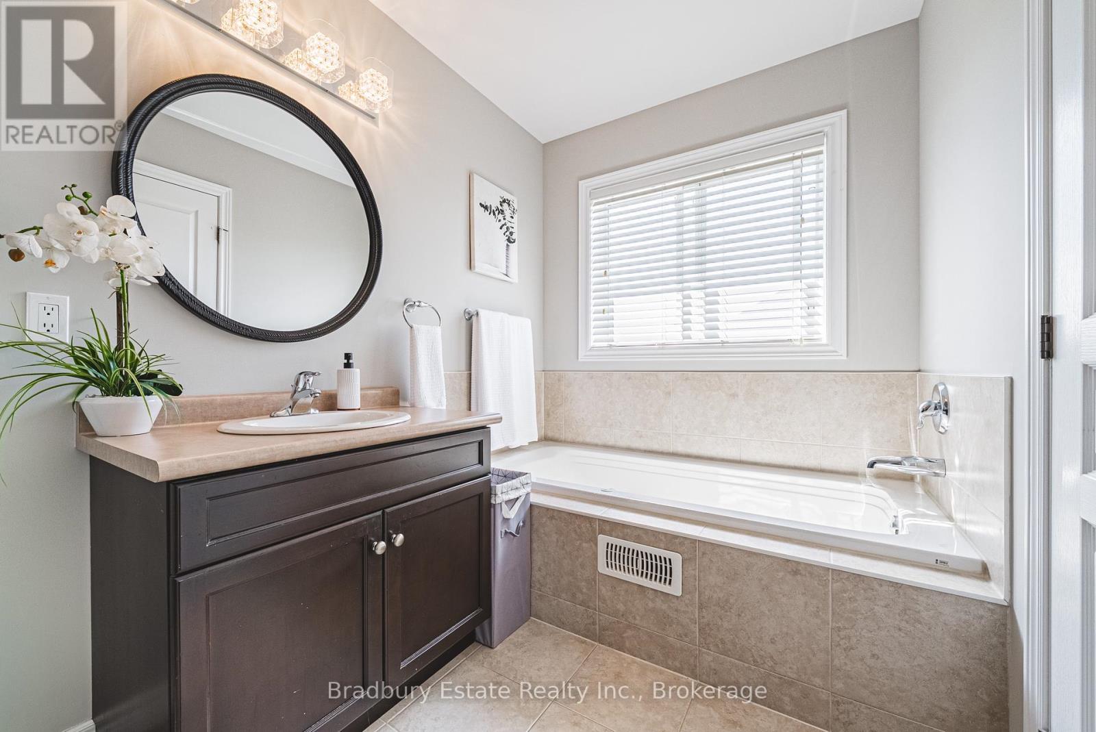 42 Fall Fair Way, Hamilton, Ontario  L0R 1C0 - Photo 25 - X12398922