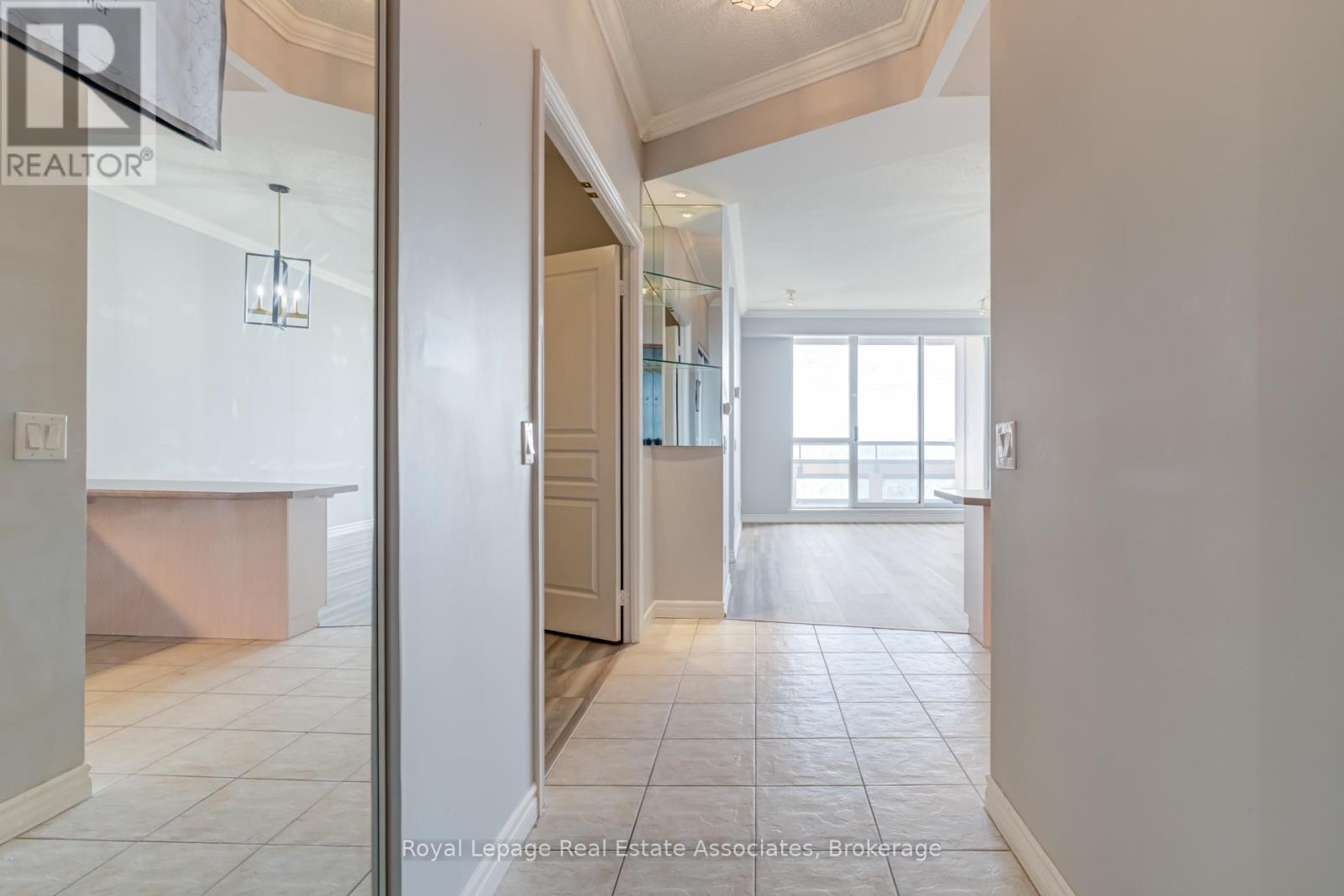 909 - 1 Belvedere Court, Brampton, Ontario  L6V 4M6 - Photo 3 - W12398924