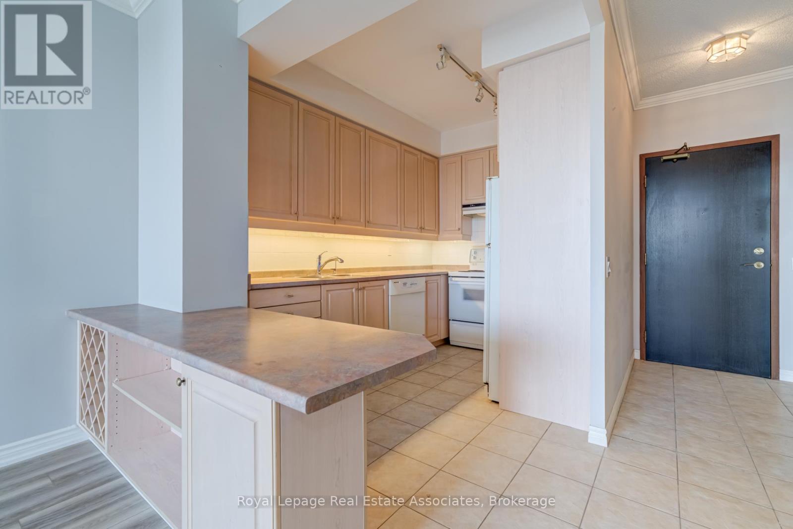 909 - 1 Belvedere Court, Brampton, Ontario  L6V 4M6 - Photo 5 - W12398924