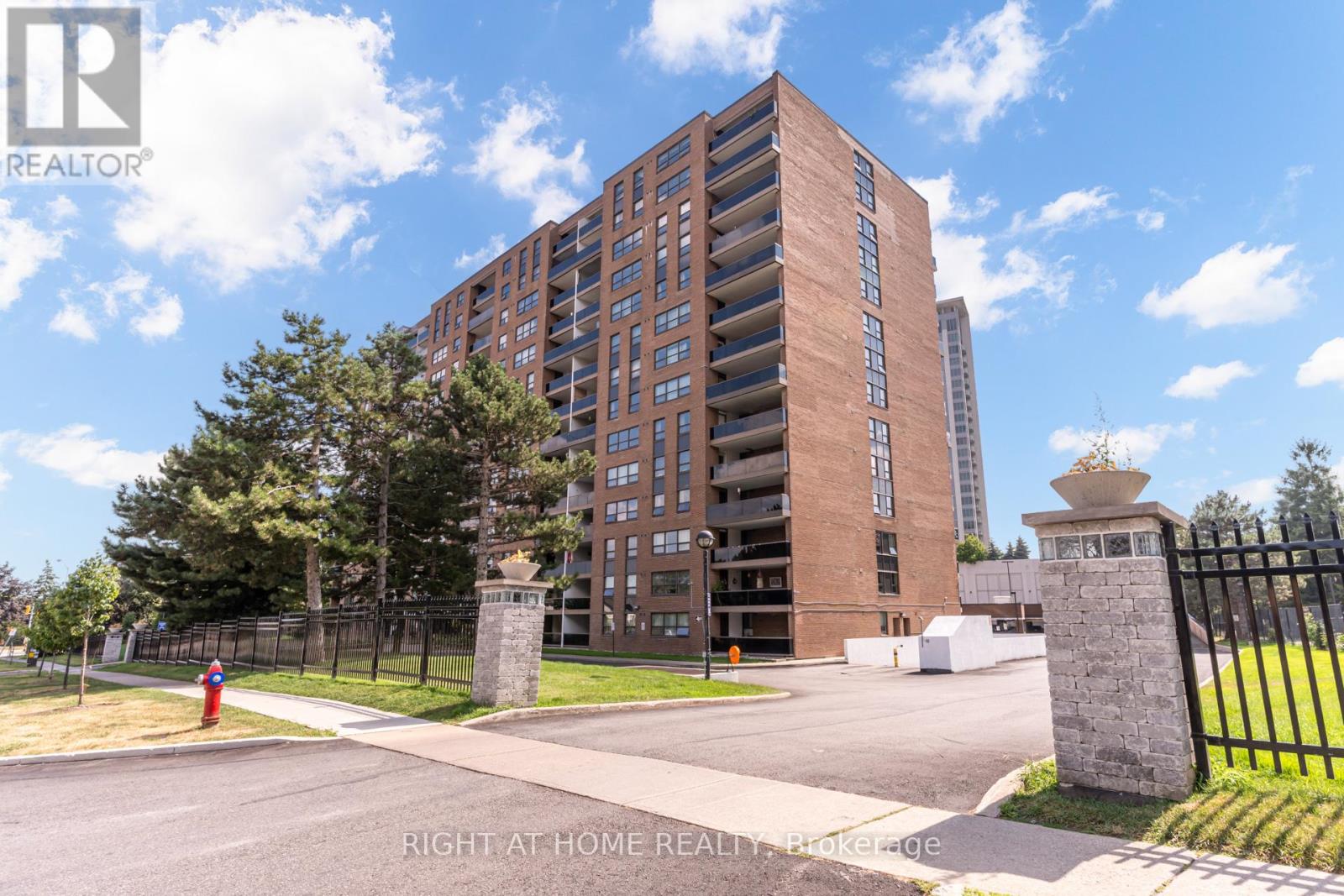 504 - 4 Lisa Street, Brampton, Ontario  L6T 4B6 - Photo 3 - W12398931