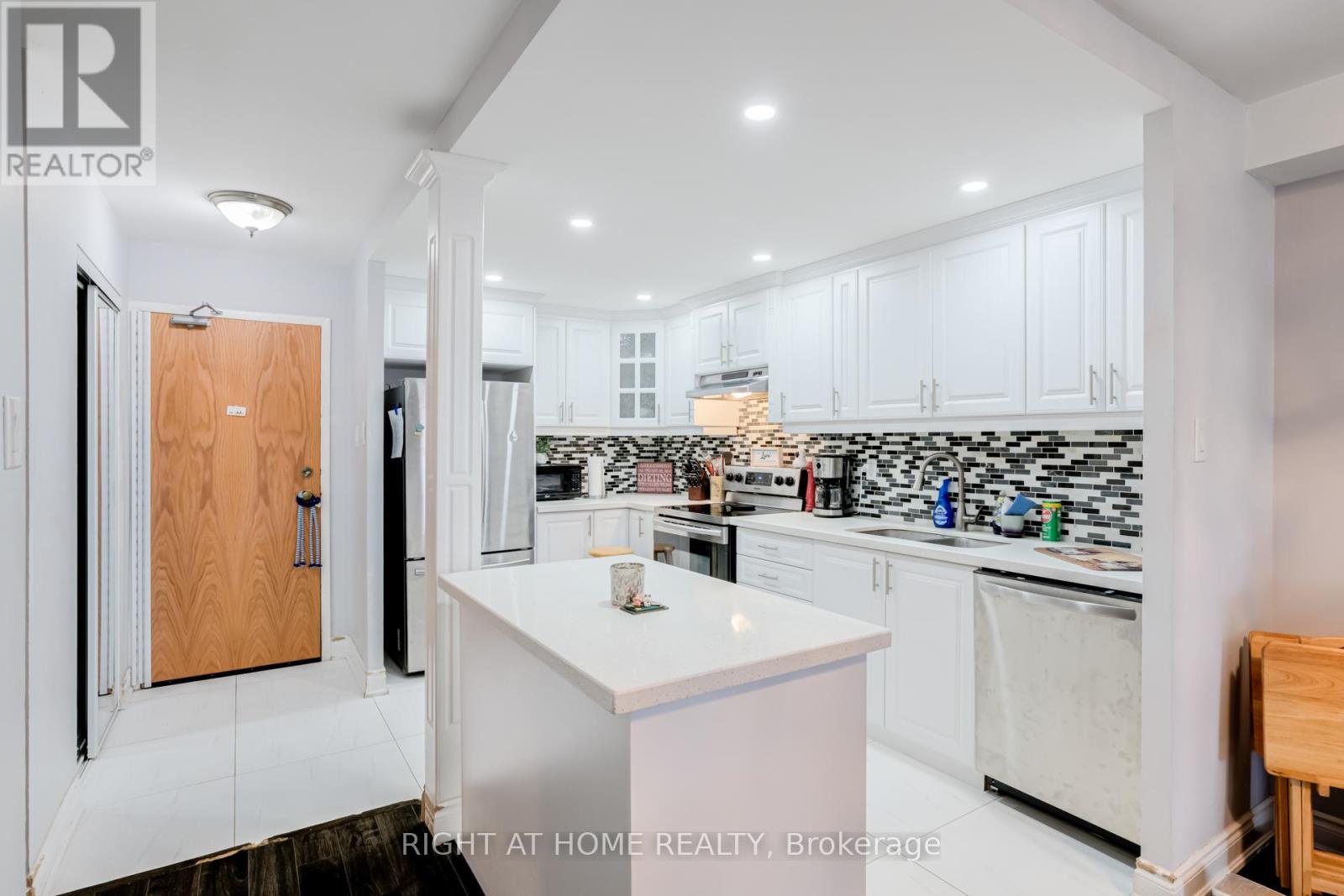 504 - 4 Lisa Street, Brampton, Ontario  L6T 4B6 - Photo 4 - W12398931