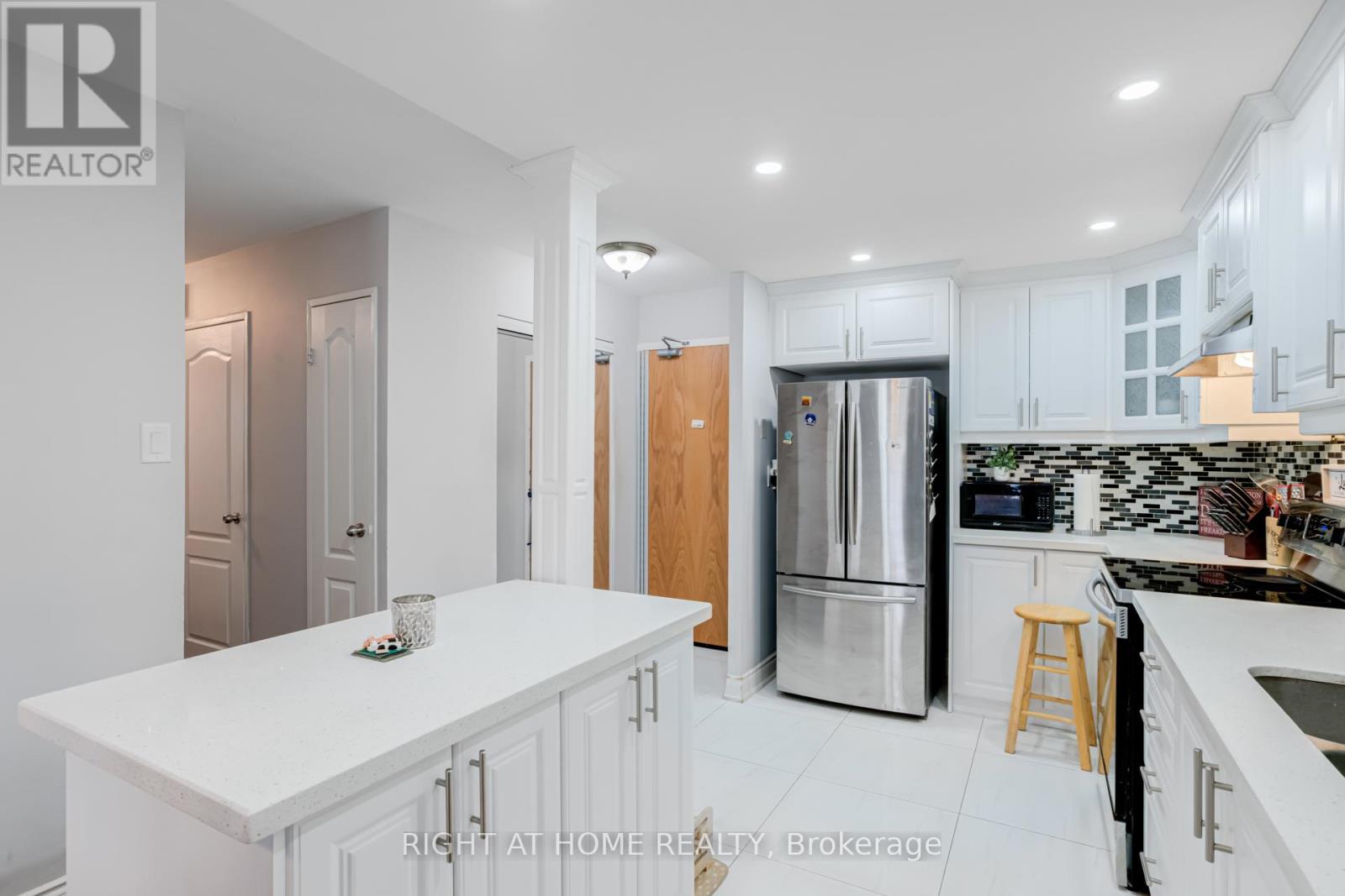 504 - 4 Lisa Street, Brampton, Ontario  L6T 4B6 - Photo 5 - W12398931