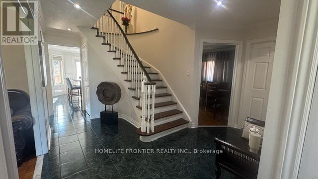 30 Gatesgill Street, Brampton (Brampton West), Ontario  L6X 3T2 - Photo 4 - W12398856