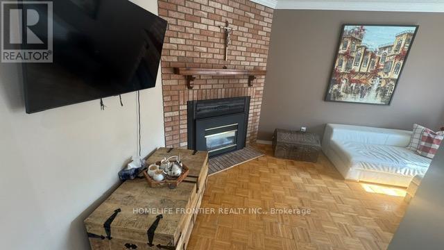 30 Gatesgill Street, Brampton (Brampton West), Ontario  L6X 3T2 - Photo 7 - W12398856