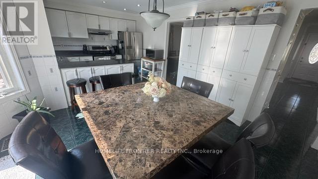 30 Gatesgill Street, Brampton (Brampton West), Ontario  L6X 3T2 - Photo 11 - W12398856