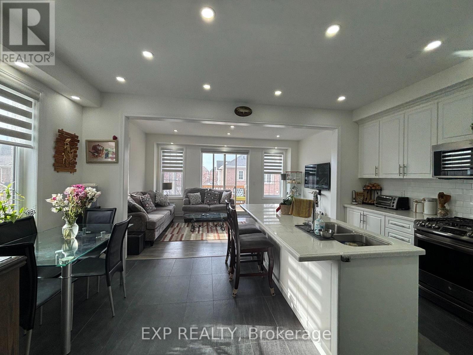 34 Faye Street, Brampton, Ontario  L6P 4M9 - Photo 4 - W12398942