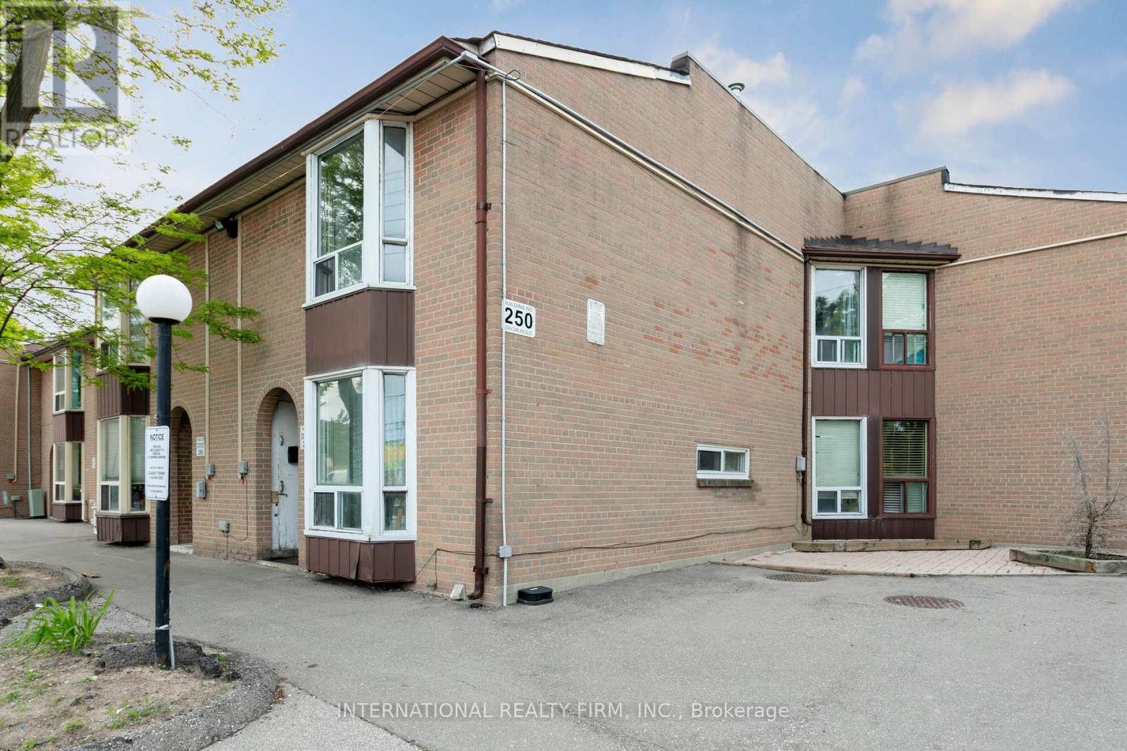 106 - 250 John Garland Boulevard, Toronto (West Humber-Clairville), Ontario  M9V 1N8 - Photo 2 - W12398967
