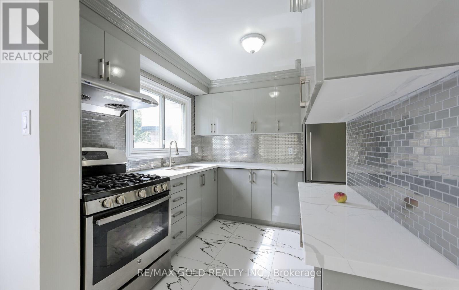 11 Huronia Court, Brampton, Ontario  L6S 2C7 - Photo 12 - W12398983