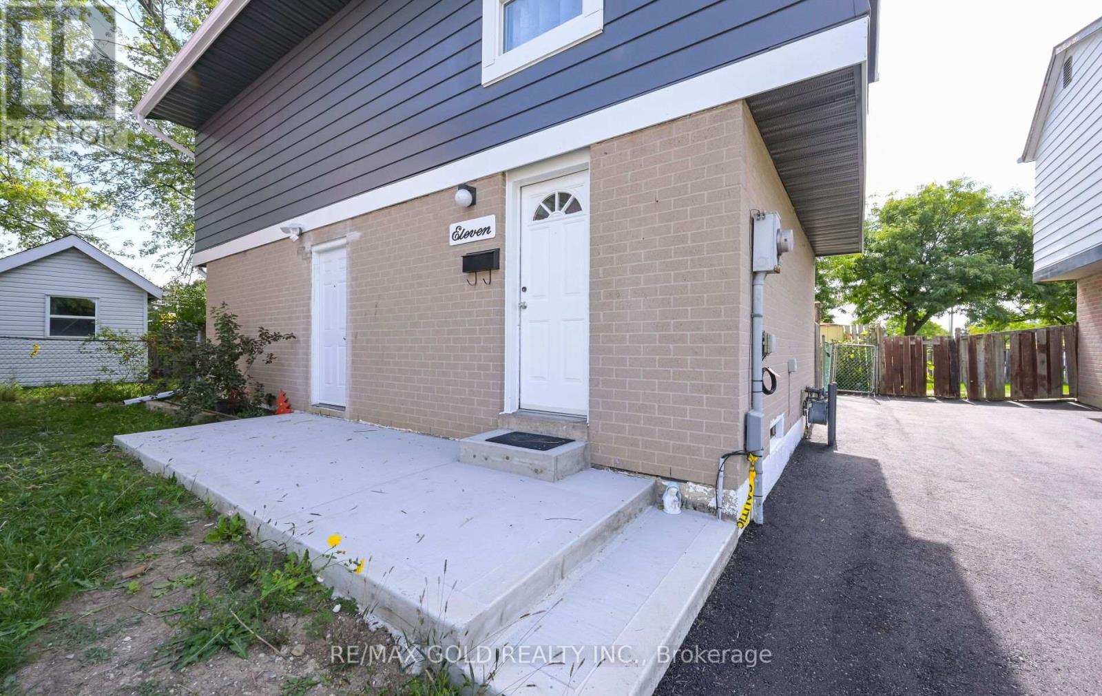 11 Huronia Court, Brampton, Ontario  L6S 2C7 - Photo 2 - W12398983