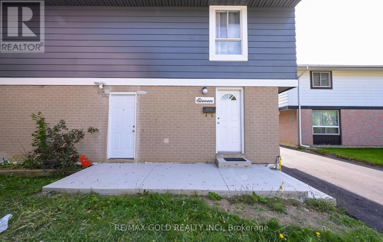 11 Huronia Court, Brampton, Ontario  L6S 2C7 - Photo 3 - W12398983