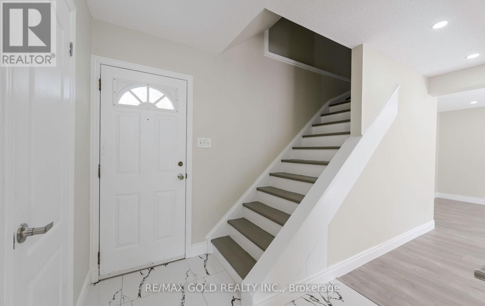 11 Huronia Court, Brampton, Ontario  L6S 2C7 - Photo 4 - W12398983