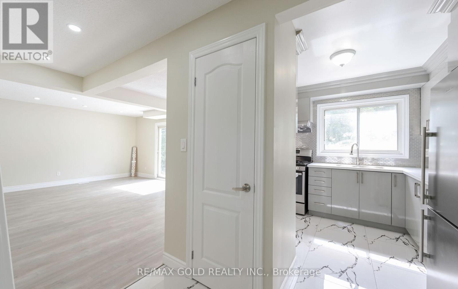 11 Huronia Court, Brampton, Ontario  L6S 2C7 - Photo 5 - W12398983