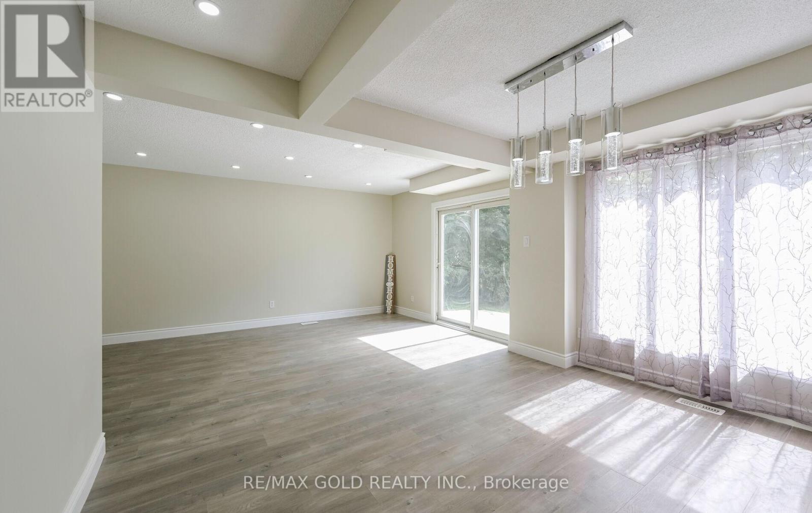 11 Huronia Court, Brampton, Ontario  L6S 2C7 - Photo 6 - W12398983