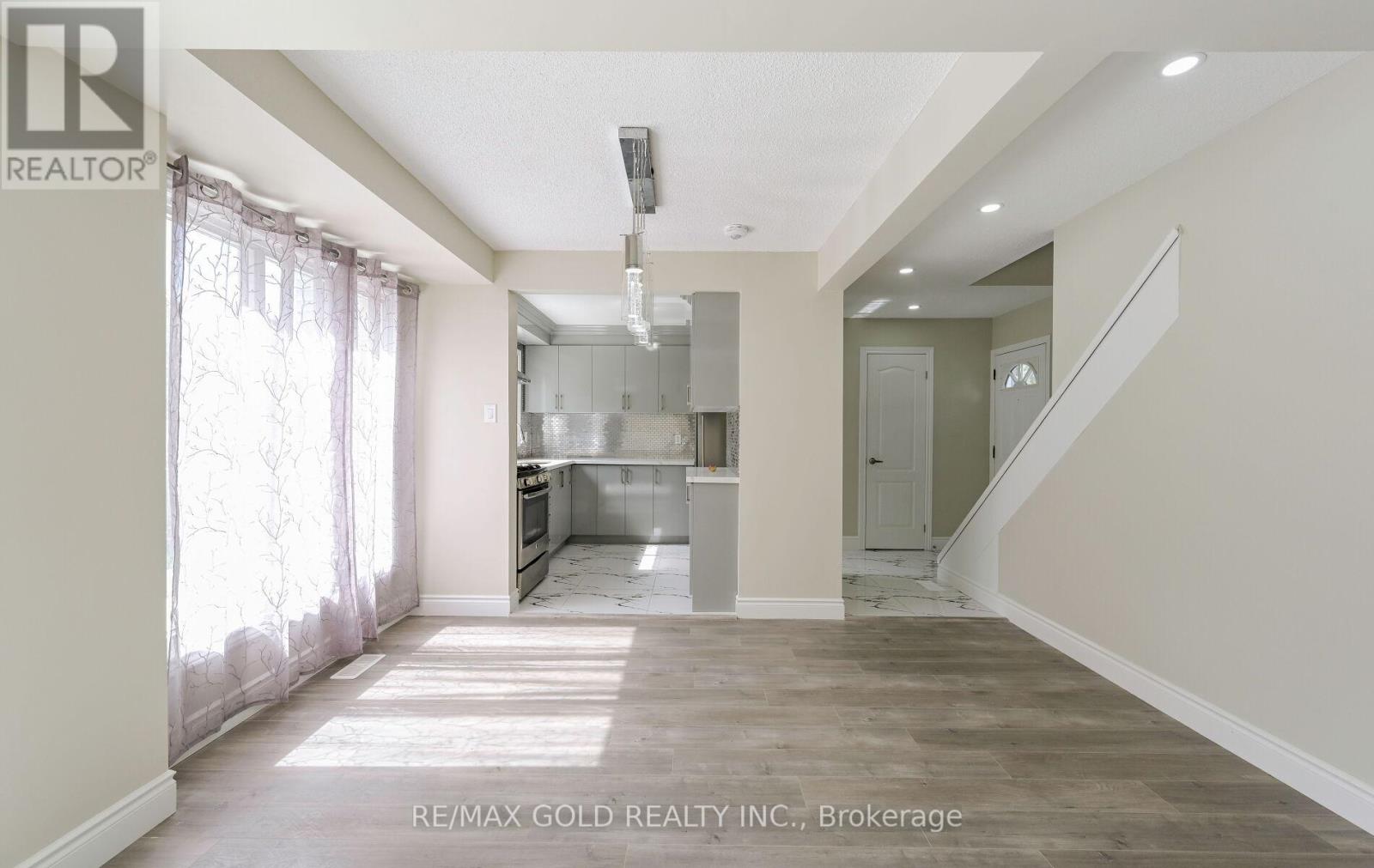 11 Huronia Court, Brampton, Ontario  L6S 2C7 - Photo 7 - W12398983