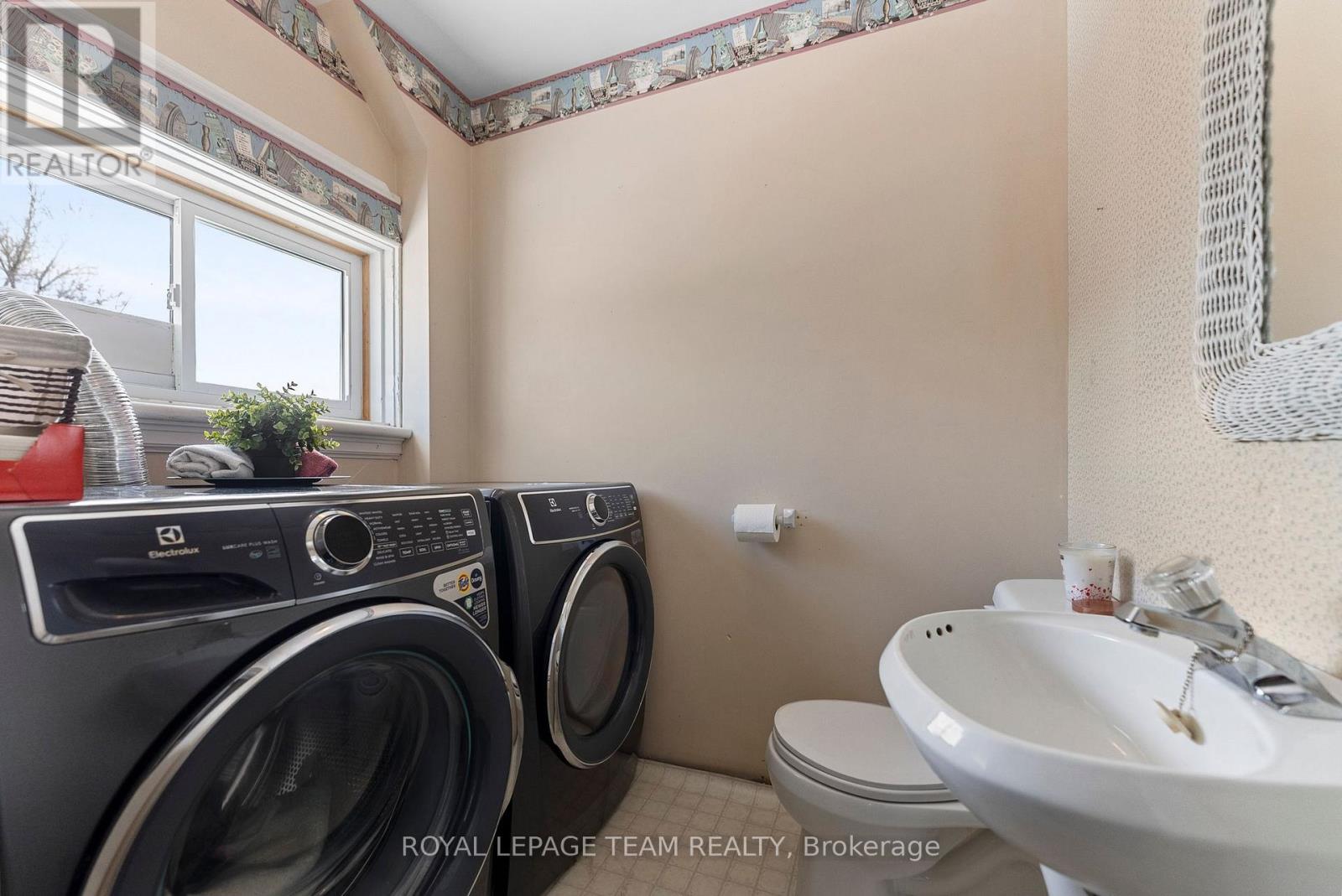 28 Bank Street N, Renfrew, Ontario  K7V 2C9 - Photo 13 - X12399070