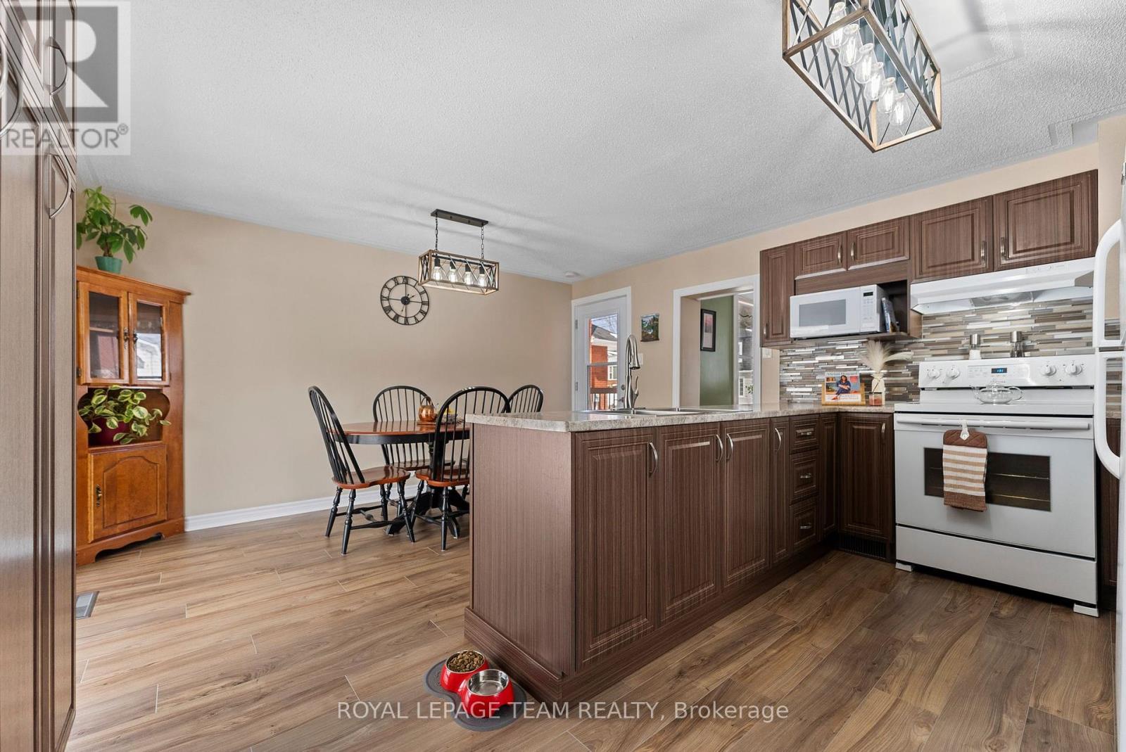 28 Bank Street N, Renfrew, Ontario  K7V 2C9 - Photo 6 - X12399070