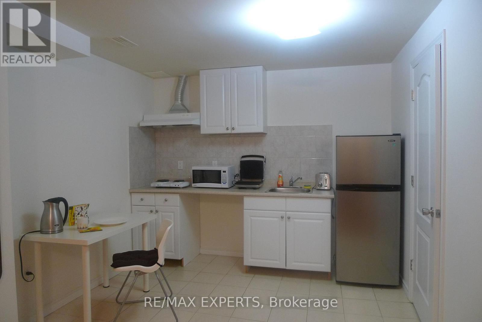 16 Gamla Road, Vaughan, Ontario  L6A 0W3 - Photo 2 - N12240033