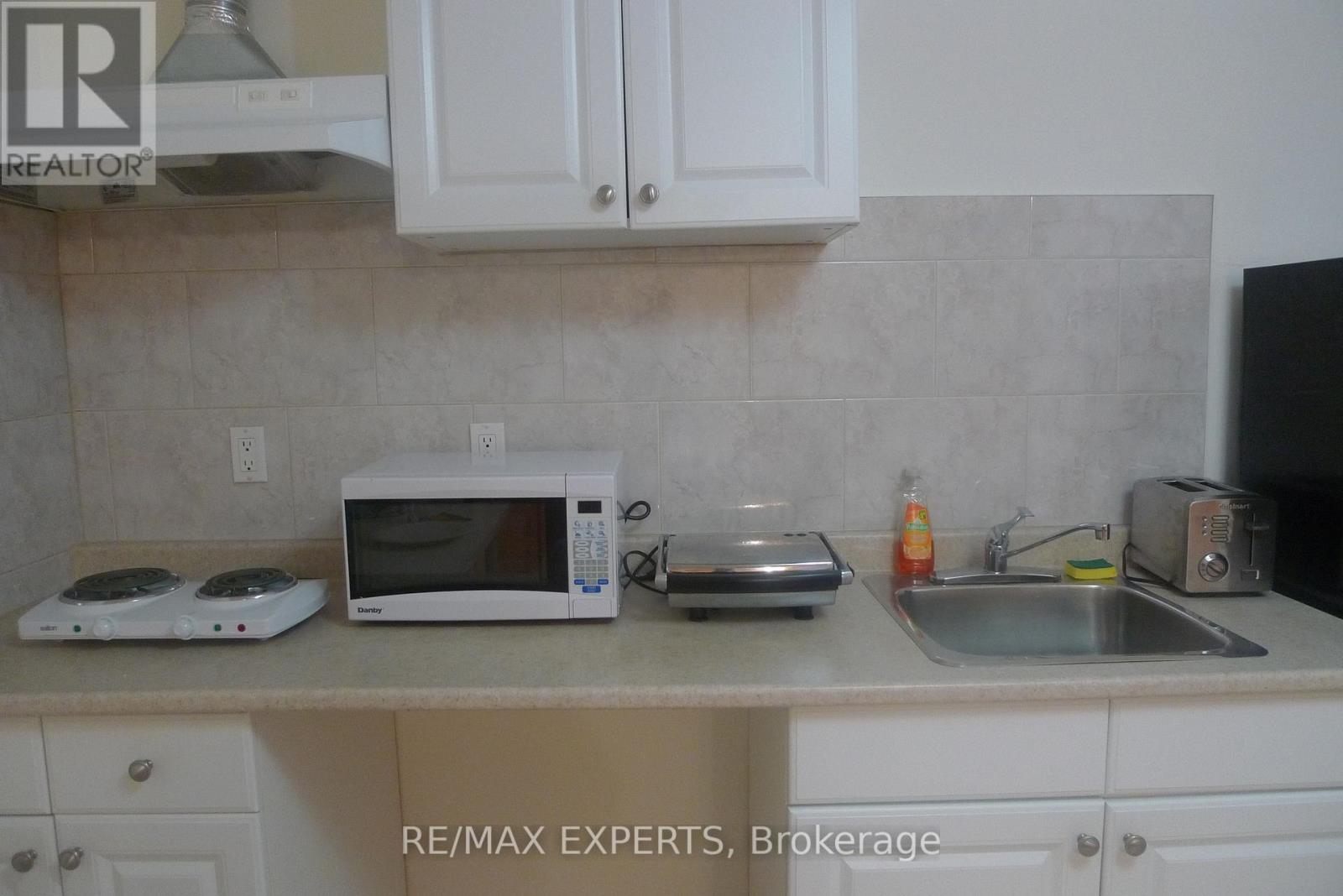 16 Gamla Road, Vaughan, Ontario  L6A 0W3 - Photo 3 - N12240033