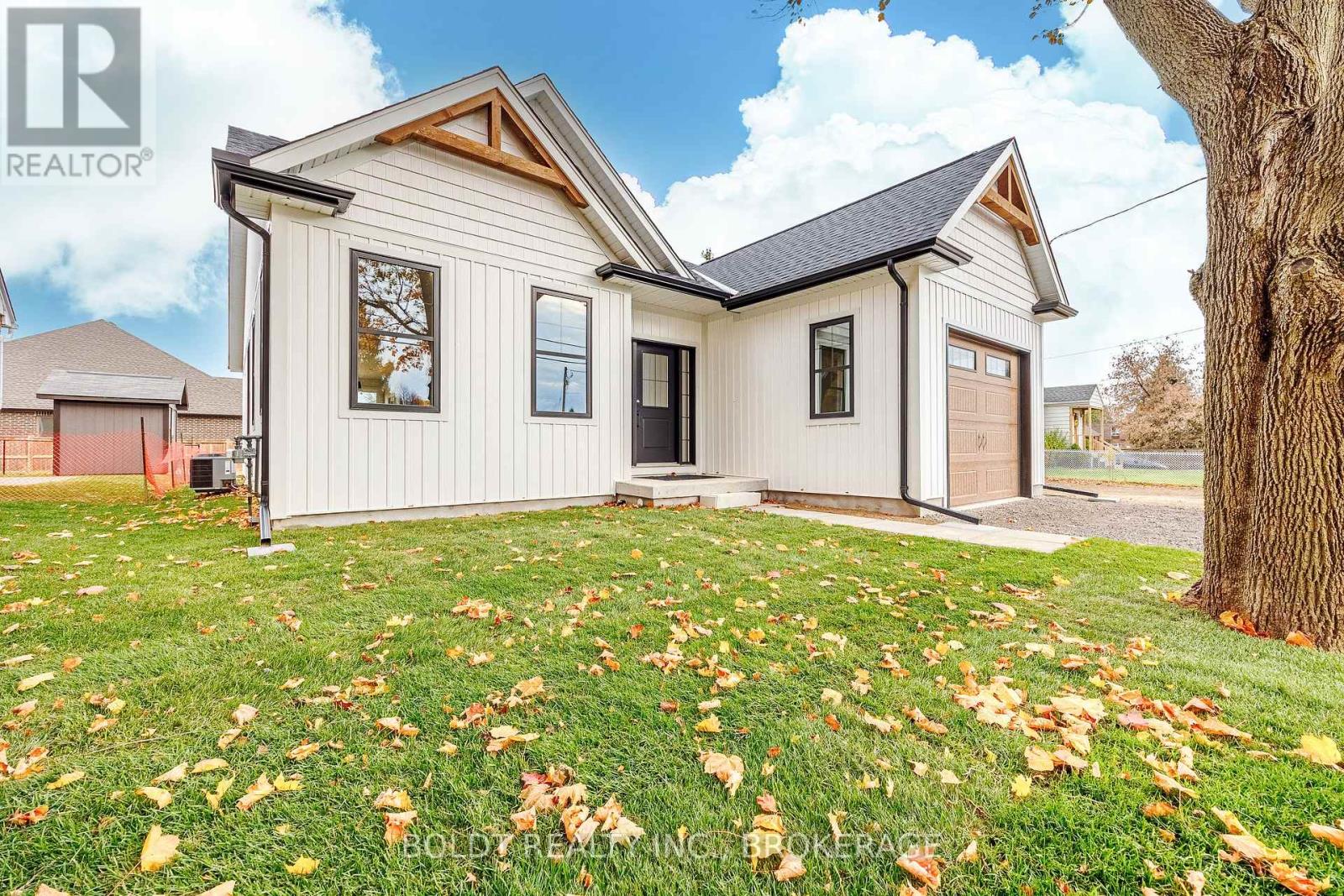 1051 Pelham Street, Pelham, Ontario  L3C 3E4 - Photo 2 - X12399083